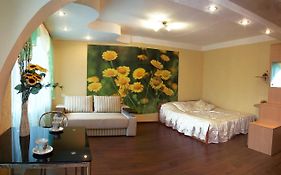 Квартира на проспекте Александра Поля с ромашками (Apartment on the Oleksandra Polia avenue with chamomiles)